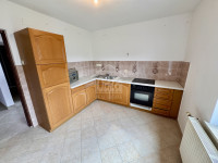 Ćikovići – 2S+DB etaža kuće + 110 m² tavana, parking, mirna lokacija