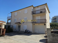 Čiovo, samostojeća kuća u blizini Trogira, pogled na more, garaža