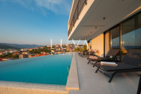 Čiovo, Trogir, moderna kuća 285 m² s bazenom i pogledom na more