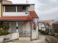 Čižići, kuća sa tri stana
