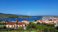CRES, stan 3S+DB s pogledom na more i vrtom u novogradnji u blizini mo