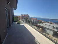 Crikvenica, adaptirani 2S+DB, parking, pogled na more