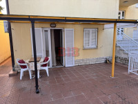 CRIKVENICA,APARTMAN U PRIZEMLJU SA VELIKOM TERASOM,BLIZU MORA