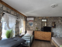 Crikvenica- Grižane, kamena kuća sa dva apartmana