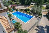 Crikvenica, kuća s 8 apartmana i bazenom, 500 m od mora, izvrsna inves