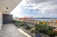 CRIKVENICA,LIJEPO UREĐEN 2S+DB,II KAT,PARKING,BLIZU MORA