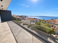 Crikvenica - luksuzan stan s okućnicom i pogledom na more