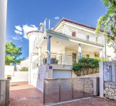 Crikvenica,luksuzni 3-soban apartman s bazenom,terasom,okućnicom i PM