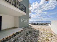 CRIKVENICA, moderan apartman sa okućnicom i pogledom na more