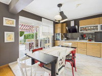 Crikvenica - prostrani stan s okućnicom i parkirnim mjestom