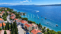 Crikvenica, stan s garažom i velikom okućnicom, samo 60 m od mora