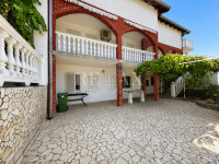 Crikvenica - stan u prizemlju s okućnicom