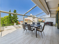 Crikvenica - stan s velikom terasom, 90 m od plaže