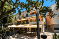 Crikvenica, troetažna kuća na šetnici s dva odvojena ulaza, prvi red d