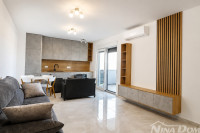 PRIVLAKA- DVOSOBAN  APARTMAN- 50 METARA OD MORA - DVORIŠTE 160M2