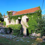 DALMATINSKA ZAGORA LOVREĆ KAMENA AUTOHTONA VILLA  150 m2