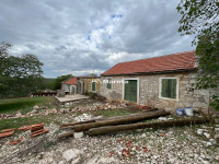 DEBELJAK - kamena starina s zemljištem 1800 m2
