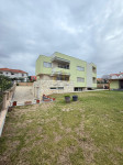 DIKLO-kuća s 4 apartmana, na minutu od mora, investicijska prilika!