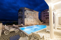 Divna kuća sa sedam apartmana, Okrug Donji