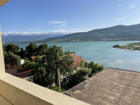 Donji Karin, kuću sa 5 apartmana prodajemo