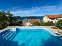 DRAGE – APARTMANSKA KUĆA S BAZENOM I PANORAMSKIM POGLEDOM NA MORE I KO