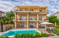 Dramalj-kuca sa 7 apartmana