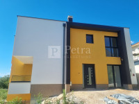 Dramalj, kuća s dva dvoetažna stana s pogledom na more