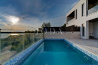 Dramalj moderna kuća sa bazenom i panoramskim pogledom na more