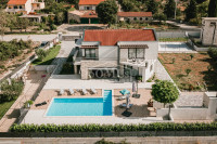 Dubrava kod Šibenika, moderna vila sa bazenom i garažom 266,13m2 na pa