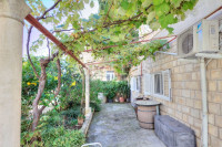 Dubrovnik, Lapad – Dvosobni stan od 60 m2 s velikom garažom i okućnico