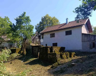 Dvije kuće na zemljištu 5000 m2 u Drežnici
