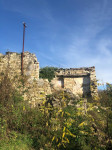 Dvije ruševne kuće u blizini Labina