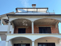 Dvije stambene jedinice u roh-bau fazi + 591 m² okućnice – Rovinjsko S