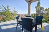 Dvoetažan stan s garažom u urbanoj vili novije gradnje, Sveti duh