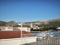 Dvoetažni apartman 65 m2 s velikim potencijalom u centru Trogira