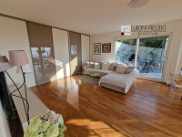 Dvoetažni četverosoban stan sa vrtom. Novo!