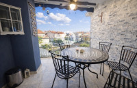 Dvoetažni stan 75,70 m² + dvorište 30 m² | 700 m od mora | podno grija