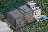 Dvoetažni triplex s dvorištem i bazenom