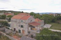 Dvojna kamena kuća