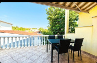 PRILIKA! Dvojna kuća s 2 apartmana, 800m od mora!