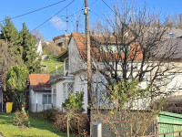 Dvojna kuća za renovaciju sa pomoćnim objektima na parceli