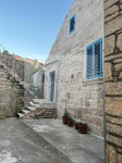 Dvosoban apartman u renoviranoj kamenoj kući na Korčuli, 77m2 i potkro
