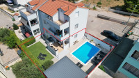 Dvosoban stan u prizemlju s privatnim bazenom i vrtom, namješteno - Vo
