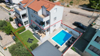 Dvosoban stan u prizemlju s privatnim bazenom i vrtom, namješteno - Vo