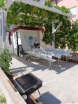 Dvosobni apartman sa vrtom - Vir