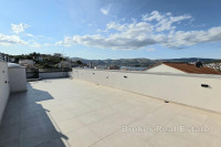 Dvosobni penthouse s krovnom terasom i pogledom na more