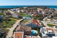 EKSKLUZIVA-FUNTANA!!! Dvojna kuća sa bazenom, 300 m od mora