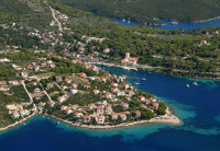 EKSKLUZIVA – građevinska parcela u staroj jezgri, 50 m od mora-Šolta!!