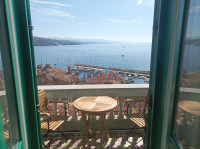 Ekskluzivan stan s balkonom i pogledom na more u srcu Voloskog