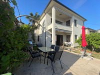 Ekskluzivna kuća u prvom redu do mora s okućnicom i garažama–Kantrida